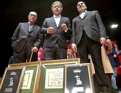 De izquierda a derecha, Francisco Barbeito, el alcalde Fernández Lores y Miguel Carballeda, en el acto de entrega de galardones (Foto 'La Voz de Galicia')