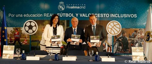 De izquierda a derecha: Maria José Rienda, Enrique Sánchez y Emilio Butragueño muestran la nueva guía para entrenadores