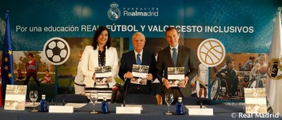 De izquierda a derecha: Maria José Rienda, Enrique Sánchez y Emilio Butragueño muestran la nueva guía para entrenadores
