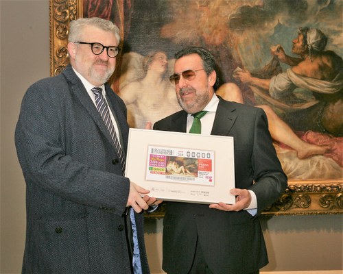 Falomir y Carballeda con uno de los cupones de la colección dedicada al Bicentenario del Museo del Prado