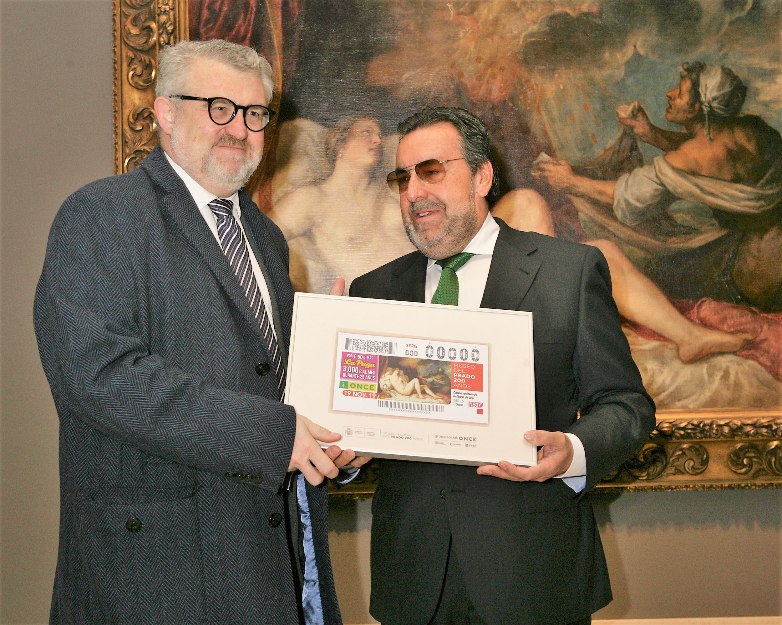 Falomir y Carballeda con uno de los cupones de la colección dedicada al Bicentenario del Museo del Prado