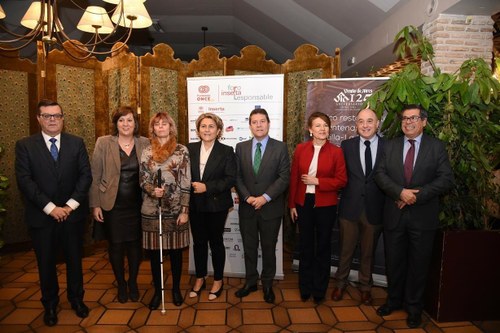 Foto de familia de los organizadores y participantes en la Jornada junto al presidente García-Page