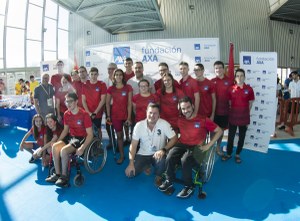 Foto de familia de los presidentes del Comité Paralímpico y de Fundación AXA con una representación de los chavales participantes en el Campeonato