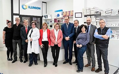 Foto de familia en la inauguración del nuevo establecimiento
