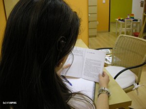 Joven sorda leyendo