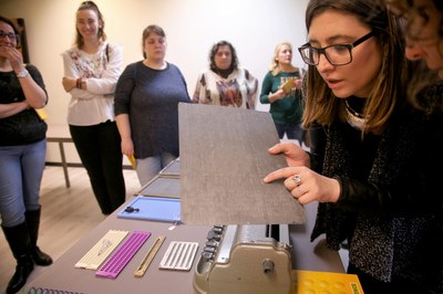 La instructora del Museo Tiflológico explica a los cursillistas el concepto del alfabeto braille