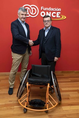 Enrique Álvarez y José Luis Martínez Donoso junto a la silla donada