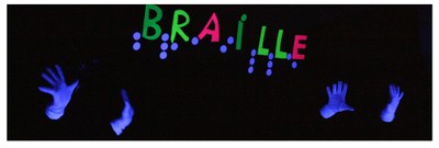 Montaje de unas manos sobre fondo negro  la palabra Braille