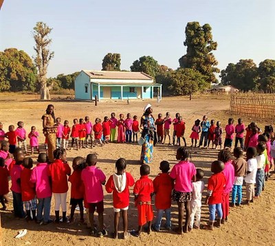 Niños y niñas en una de las escuelas impulsadas por el proyecto ‘Laovo Cande’ en Guinea Bissau