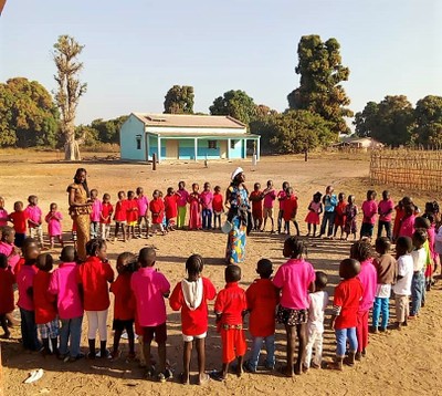 Niños y niñas en una de las escuelas impulsadas por el proyecto ‘Laovo Cande’ en Guinea Bissau