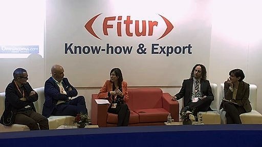 Pilar Soret (en el centro de la imagen) durante su intervención en la mesa redonda celebrada en Fitur