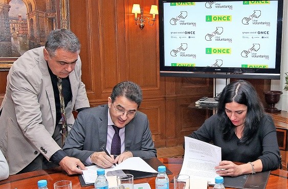 Ramos y la presidenta de Cibervoluntarios proceden a suscribir el nuevo convenio