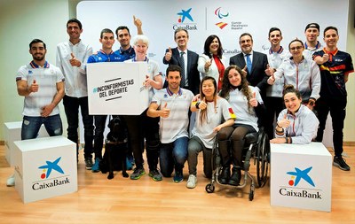 Rienda, Carballeda y Gual posan con el grupo de deportistas paralímpicos tras suscribir el acuerdo