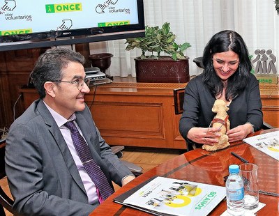 Yolanda Rueda recoge una figura de perro guía en cerámica con la que le obsequió la Dirección General de la ONCE con motivo de la firma del acuerdo