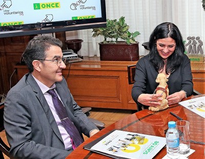 Yolanda Rueda recoge una figura de perro guía en cerámica con la que le obsequió la Dirección General de la ONCE con motivo de la firma del acuerdo