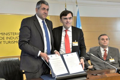 Zurab Pololikashvili y Alberto Durán muestran la carta de intenciones