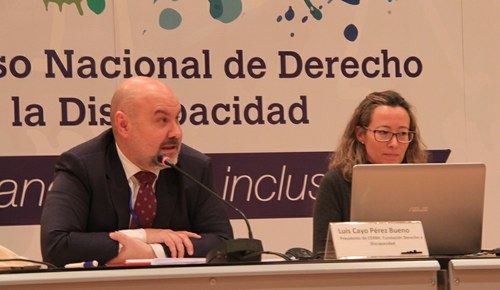 Mesa de debate participada por Luis Cayo Pérez e Inés de Araoz 