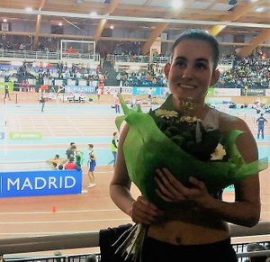 Alba García posa con un ramo de flores tras su triunfo en la prueba de 60 metros