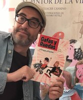 Álvaro Núñez muestra la portada de su nuevo trabajo