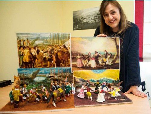 Carmen Carpio con las láminas y sus respectivas reproducciones en maqueta de 'La rendición de Breda' (a la izquierda) y 'La gallina ciega'