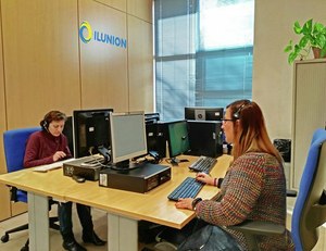 Dos empleadas de Contact Center BPO trabajan atendiendo los teléfonos en la sede de la empresa