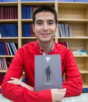 El autor posa con su libro entre las manos