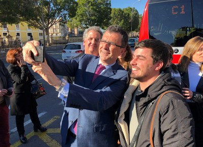 El creador de la APP muestra su funcionamiento al alcalde de Murcia