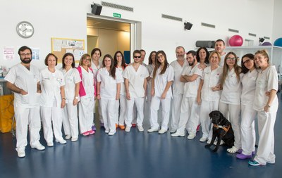 El grupo de alumnos de la Escuela de la ONCE posa con sus compañeros del Hospital de Toledo en que realizan sus prácticas