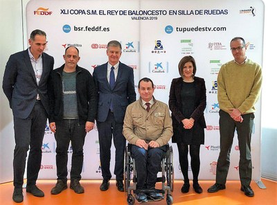 Foto de familia de los representantes federativos y las empresas patrocinadoras, tras el sorteo de la Copa del Rey de Baloncesto en Silla