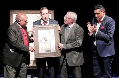Martín Gaitán recoge en el escenario el cuadro que le acredita como ganador del premio #SiempreFuerte 