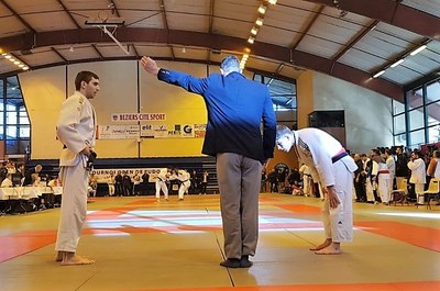 Sergio Ibáñez (a la izquierda) se prepara para la disputa de un combate en la cita portuguesa