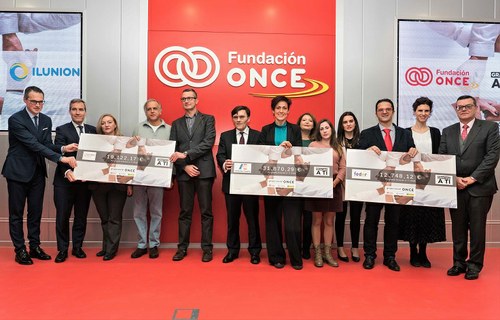Trabajadores, directivos y representantes de las entidades destinatarias presentan los cheques con las cantidades recaudadas y donadas