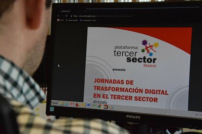 Una persona observa en la pantalla de su ordenador la página de la Plataforma del Tercer Sector dedicada a las jornadas