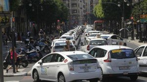 Vehículos VTC y taxis en una concentración en una céntrica calle valenciana