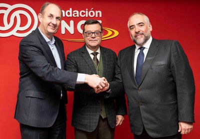 Martínez Donoso, en el centro, junto a los dos responsables de Alstom