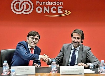 Alberto Durán (a la izquierda) estrecha la mano de Juan José Cano