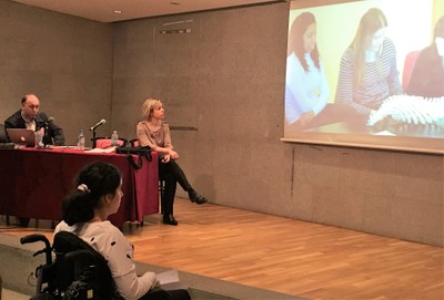 Ana Varas les presenta el funcionamiento de la Escuela de Fisioterapia