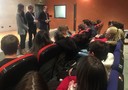 El director del CRE, José Ángel Abraldes, presenta a los escolares el contenido del encuentro, junto a dos de la colaboradoras de la jornada 