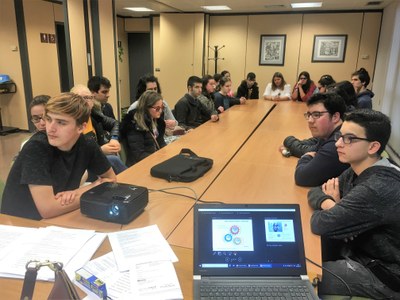 Los alumnos atienden a una explicación durante la jornada