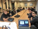 Los alumnos atienden a una explicación durante la jornada