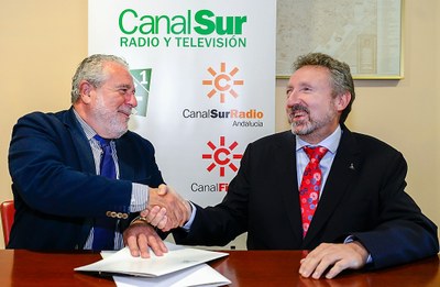 Cristóbal Martínez (a la derecha) estrecha la mano de Joaquín Durán tras rubricar el convenio
