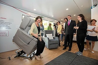 Demostración del funcionamiento de un sillón articulado de la casa accesible durante una de las visitas de su prototipo por diferentes ciudades españolas