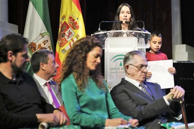 Eva Pérez, y junto a ella el niño Manuel Martín, durante su intervención en el acto