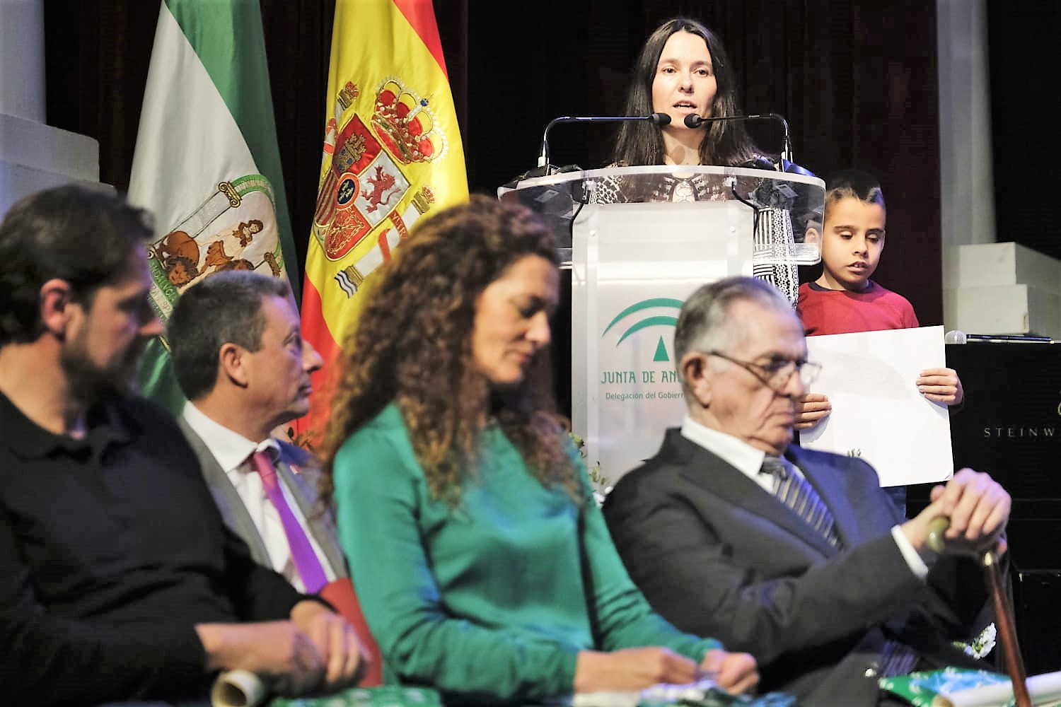 Eva Pérez, y junto a ella el niño Manuel Martín, durante su intervención en el acto