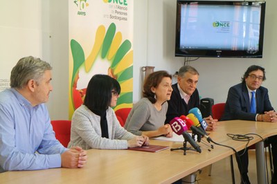 Fina Santiago (en el centro) se dirige a los medios, junto a Esther Requena (a su derecha) en el acto de presentación