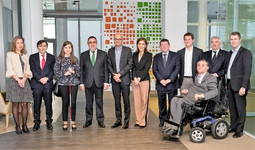 Foto de familia de las delegaciones del Grupo Social ONCE y de Microsoft, en la sede de esta última en Madrid
