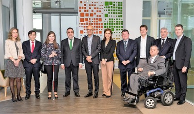 Foto de familia de las delegaciones del Grupo Social ONCE y de Microsoft, en la sede de esta última en Madrid