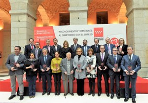 Foto de familia de los premiados por la CAM