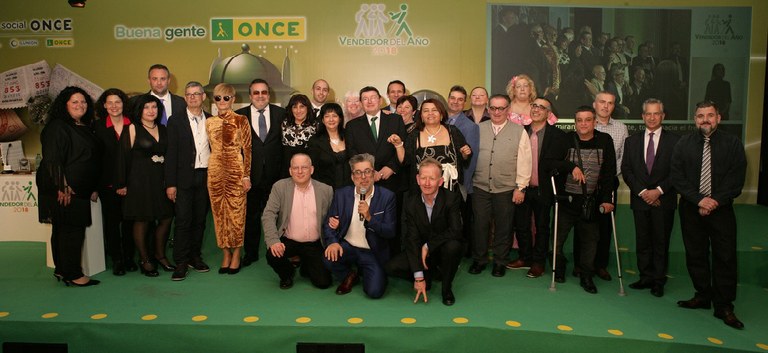 Foto de familia de los vendedores galardonados junto a Miguel Carballeda, Ángel Sánchez y Juanma Ortega en la gala de premios