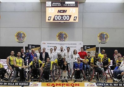 Foto de familia del Ilunion festejando el título revalidado